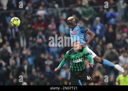 Reggio Emilia, Italia. 17th Feb, 2023. Ruan Tressoldi di Sassuolo (L) e Victor Osimhen di Napoli (R) visti in azione durante la SERIE A TIM 2022/23 partita di calcio tra US Sassuolo Calcio e SSC Napoli allo Stadio Mapei. Punteggio finale; Sassuolo 0:2 Napoli. (Foto di Grzegorz Wajda/SOPA Images/Sipa USA) Credit: Sipa USA/Alamy Live News Foto Stock