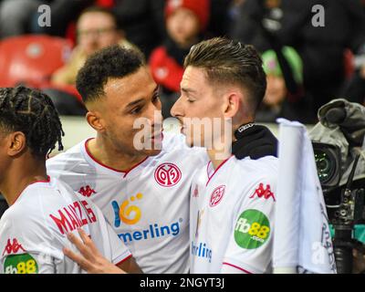 Leverkusen, Renania settentrionale-Vestfalia, Germania. 19th Feb, 2023. 1. Il capitano della FSV Mainz 05 KARIM ONISIWO (9, a sinistra) ringrazia il compagno di squadra ANTHONY CACI (19, a destra) dopo che CACI ha ottenuto il primo gol nella partita della Bundesliga tra Bayer 04 Leverkusen e 1. FSV Mainz 05 nella BayArena di Leverkusen, Germania il 19 febbraio 2023. (Credit Image: © Kai Dambach/ZUMA Press Wire) SOLO PER USO EDITORIALE! Non per USO commerciale! Foto Stock