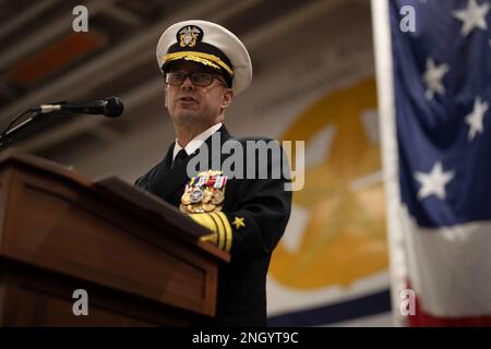 221202-N-LZ839-1196 NORFOLK, Virginia (2 dicembre 2022) Vice ADM. Jim Kilby, vice comandante degli Stati Uniti Fleet Forces Command, dà un discorso durante la cerimonia di cambio di comando della nave d'assalto anfibio di classe Wasp USS Bataan (LHD 5) nella baia dell'hangar della nave, il 2 dicembre 2022. Durante la cerimonia, il Capitano Paul Burkhart sollevò il Capitano Joseph Murphy come comandante di Bataan. Foto Stock