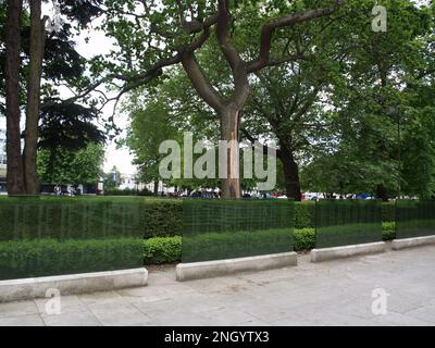 Pannelli di vetro che mostrano i nomi dei militari locali caduti durante la prima e la seconda guerra mondiale al cenotafio di Southampton, Watts Park, Southampton Foto Stock