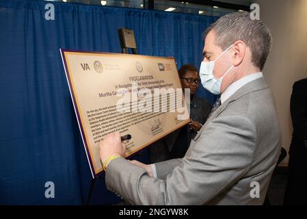 Steven Lieberman, vice sottosegretario per la salute (DUSH) per la Veterans Health Administration (VHA), Dipartimento dei Veterani (DVA) Affairs, firma un annuncio in onore del 10th° anniversario del Murtha Cancer Center durante la celebrazione del 10° anniversario del centro oncologico, il 2 dicembre. Nominato per l'ex congressista John P. Murtha (D-PA), MCC esegue ricerche sul cancro di traduzione, progettate per supportare in modo efficace ed efficiente una forza pronta per il settore medico, fornire servizi oncologici di livello mondiale per il sistema sanitario militare e collaborare con altre agenzie federali, centri medici civili, Foto Stock