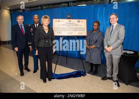 La proclamazione del John P. Murtha Cancer Center (MCC) è stata firmata in seguito al 10° anniversario del MCC ospitato dal Walter Reed National Military Medical Center (WRNMMC), dicembre 2. La proclamazione è stata svelata dal Chief Warrant Officer dell'esercito 4 Charles Felder e dalla signora Melinda Deloatch-Speight, Stati Uniti Coniuge della Guardia di costa, e firmato dal Dr. Douglas Lowy, direttore principale, U. S. National Cancer Institute (NCI), la Sig.ra Seileen Mullen, segretario assistente della difesa per gli affari sanitari (ASD(ha)), e il Dr. Steven Lieberman, sottosegretario della salute (DUSH) per i veterani Health Administrati Foto Stock