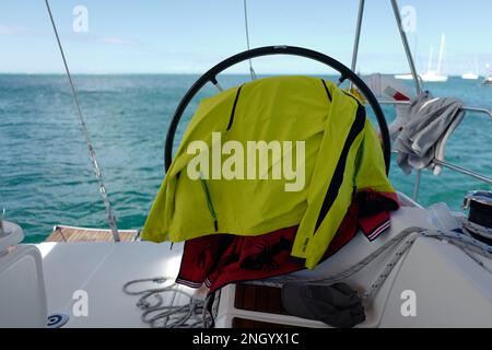 Tempi di inattività su uno yacht a vela nei Caraibi Foto Stock
