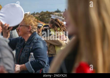 Un nuovo U.S.A. Marine with Golf Company, 2nd battaglione di addestramento del reclutamento, è salutato da un ospite dopo una cerimonia di laurea al deposito del reclutamento del corpo marino San Diego, 2 dicembre 2022. La famiglia e gli amici hanno potuto assistere alla cerimonia a sostegno della Golf Company Marines. Foto Stock