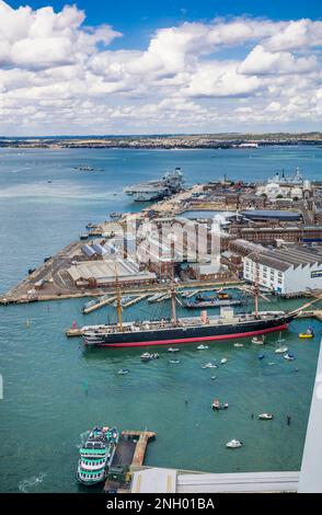 Vista aerea del Portsmouth Historic Dockyard con HMS Warrior e la base navale sullo sfondo, Hampshire, Inghilterra sudorientale Foto Stock