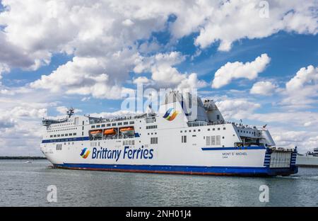 Bretagna Ferry 'Mont St. Michel' lasciando il porto di Portsmouth, Hampshire, Inghilterra sudorientale Foto Stock