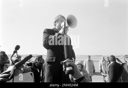 Il Presidente eletto Jimmy carter usa un corno per parlare con i ben-wishers riuniti su un aeroporto di Atlanta tarmac. 1977. Foto Stock