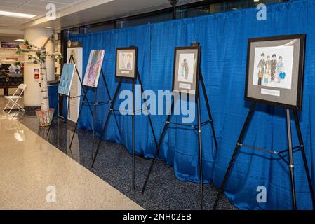 Il Murtha Cancer Center (MCC) ha celebrato il suo 10th° anniversario il 2 dicembre 2022 con una cerimonia speciale tenutasi presso il Walter Reed National Military Medical Center (WRNMMC), dove si trova il centro. L'opera in mostra alla cerimonia proveniva dal programma Art Therapy/Ematologia Pediatrica/Dipartimento di Oncologia del MCC. Prodotta da giovani malati di cancro e dalle loro famiglie, l'arte terapia li aiuta a far fronte allo stress emotivo e al trauma del cancro e del suo trattamento. Nominato per l'ex congressman, John P. Murtha (D-PA), MCC esegue ricerche sul cancro traduzionali, progettate per un efficace Foto Stock