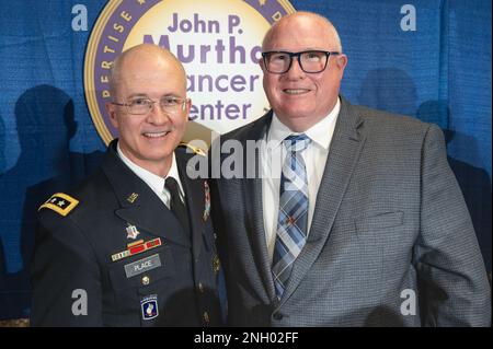 Il tenente generale dell'esercito Ronald Place, direttore dell'Agenzia sanitaria per la Difesa con il colonnello marino Brian Murtha, in pensione, Nephew del defunto Congresso, John P. Murtha al Murtha Cancer Center (MCC) Seremony 10th Anniversary Celebration il 2 dicembre 2022 al Walter Reed National Military Medical Center (WRNMMC) dove si trova il centro. Nominato ex membro del Congresso, John P. Murtha (D-PA), MCC esegue ricerche sul cancro traduzionali, progettate per supportare in modo efficace ed efficiente una forza pronta per il settore medico, fornire servizi oncologici di livello mondiale per il sistema sanitario militare e collaborare con l'astuzia Foto Stock