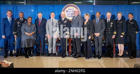 I partecipanti al Murtha Cancer Center (MCC) 10th Anniversary Celebration il 2 dicembre 2022 al WRNMMC, si allinea per una foto di gruppo. Essi sono (da sinistra a destra): Craig Shriver, MD, Direttore, il John P. Murtha Cancer Center; CW4 Charles Felder, USA, JTF NCR J/G1, Fort McNair Mrs. Melinda DeLoatch-Speight, Coast Guard spose; Douglas Lowy, MD, Principal Vice Director, National Cancer Institute; Steven Lieberman, MD, Vice Sottosegretario per la Salute, Dipartimento degli Affari dei Veterani degli Stati Uniti; Luogotenente Generale Ronald Place, USA, Direttore, Agenzia per la Salute della Difesa; Colonnello Brian Murtha Foto Stock