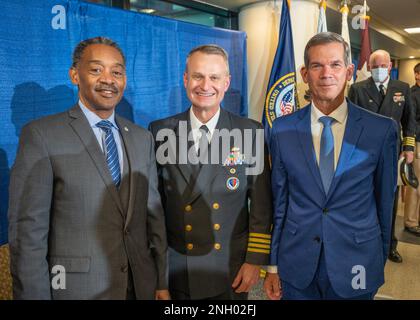 Jonathan Woodson, MD, Presidente, The Uniformed Services University of the Health Sciences, Navy Captain Drew Bigby, MSC, Interim Director, Walter Reed National Military Medical Center, E Craig Shriver, MD, Direttore del John P. Murtha Cancer Center presso il Murtha Cancer Center (MCC) 10th Anniversary Celebration seremony il 2 dicembre 2022 presso il Walter Reed National Military Medical Center (WRNMMC), dove si trova il centro. Nominato per l'ex congressista John P. Murtha (D-PA), MCC esegue ricerche sul cancro traduzionali, progettate per supportare in modo efficace ed efficiente un medico pronto per Foto Stock