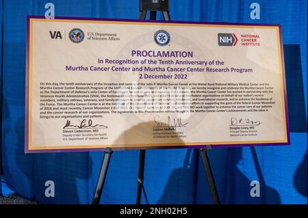 Il Murtha Cancer Center (MCC) ha celebrato il suo 10th° anniversario il 2 dicembre 2022 con una cerimonia speciale tenutasi presso il Walter Reed National Military Medical Center (WRNMMC), dove si trova il centro. Nominato ex membro del Congresso, John P. Murtha (D-PA), MCC esegue ricerche traslazionali sul cancro, progettate per supportare in modo efficace ed efficiente una forza pronta per il settore medico, fornire servizi oncologici di livello mondiale per il sistema sanitario militare e collaborare con altre agenzie federali, centri medici civili, farmacie e accademie. (Fotografie di Harvey A. Duze (Office of Command Communications Foto Stock