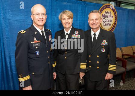 Ronald Place, Direttore, Agenzia per la Salute della Difesa, Ammiraglio della Marina Anne M. Swap, Direttore, mercato della Regione della capitale Nazionale e Capitano della Marina Drew Bigby, Direttore provvisorio, Walter Reed National Military Medical Center presso il Murtha Cancer Center (MCC) 10th Anniversary Celebration seremony il 2 dicembre, 2022 al Walter Reed National Military Medical Center (WRNMMC) dove si trova il centro. Nominato per l'ex congressista, John P. Murtha (D-PA), MCC esegue ricerche sul cancro traduzionali, progettate per supportare in modo efficace ed efficiente una forza pronta per il settore medico, fornire l'erba Foto Stock