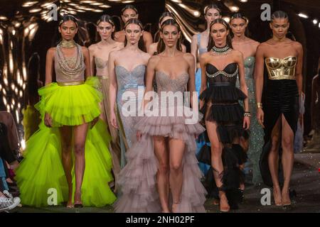 Londra, Regno Unito. 19th Feb, 2023. I modelli camminano sulla pista all'Autunno/Inverno 2023, Aadnevik Fashion Show durante la London Fashion Week. Credit: SOPA Images Limited/Alamy Live News Foto Stock