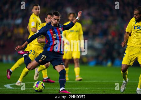 Barcellona, Spagna. 19th Feb, 2023. Ferran Torres di Barcellona spara durante una partita di calcio spagnola la Liga tra Barcellona e Cadice CF a Barcellona, Spagna, 19 febbraio 2023. Credit: Joan Gosa/Xinhua/Alamy Live News Foto Stock