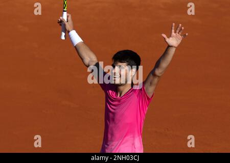 Buenos Aires, Argentina. 19th Feb, 2023. Carlos Alcaraz di Spagna festeggia dopo aver vinto la finale contro Cameron Norrie di Gran Bretagna all'ATP Argentina Open di Buenos Aires, Argentina, 19 febbraio 2023. Credit: Martin Zabala/Xinhua/Alamy Live News Foto Stock