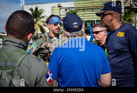 SANTO DOMINGO, Repubblica Dominicana (2 dicembre 2022) il Lt. Harrison Davis, assegnato ai 'Chargers' di Helicopter Sea Combat Squadron (HSC) 26, parla con i funzionari locali del trasporto medico durante un'esercitazione di addestramento di aiuto umanitario e di soccorso di disastro come parte della promessa continua. Continuing Promise 2022 è una missione di assistenza umanitaria e di buona volontà che conduce cure mediche dirette, cure veterinarie di spedizione e scambi di esperti in materia con cinque nazioni partner nei Caraibi, Centro e Sud America. Foto Stock