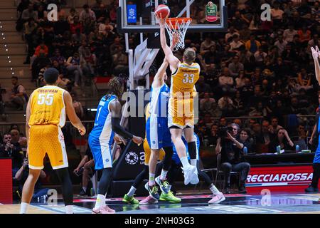 PalaAlpitour, Torino, Italia, 18 febbraio 2023, Vasilis Charalampopoulos (Carpegna Prosciutto Pesaro) durante la finale otto - Semifinali - Prosciutto C Foto Stock