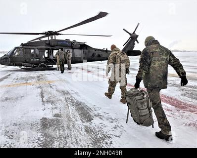 I membri dell'esercito tedesco hanno imbarcato un UH-60 gestito dalla Alpha Company, 1st battaglione, 52nd reggimento dell'aviazione, con base a Fort Wainwright, con soldati del 3rd battaglione, 21st reggimento della fanteria. I rappresentanti della Bundeswehr visitano l'Alaska per migliorare le relazioni tra le due nazioni ed esplorare le opportunità di formazione nella regione. Foto Stock