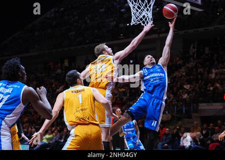 PalaAlpitour, Torino, Italia, 18 febbraio 2023, Giovanni Petrucelli (Germani Brescia) contrastato da Vasilis Charalampopoulos (Carpegna Prosciutto Pesaro) d Foto Stock