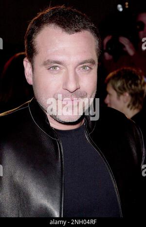 Los Angeles, California, Stati Uniti. 06th Nov 2000. Didascalia originale: La prima di Red Planet si è tenuta al Westwood Village Theatre di Los Angeles. --- ' Tsuni/Bourquard 'Tom Sizemore Tom SizemoreTom Sizemore in condizioni critiche dopo la sofferenza aneurisma cerebrale Credit: Tsuni/USA/Alamy Live News Foto Stock