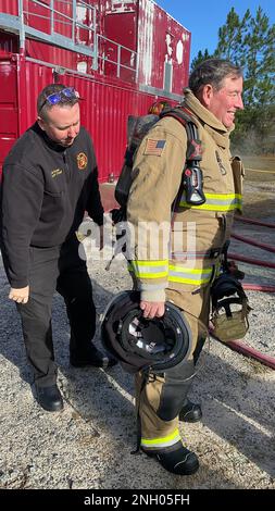 La scorsa settimana, il team di comando della guarnigione di Fort Stewart, col. Manny Ramirez e Steven Hood: Hanno visitato il reparto antincendio per l'addestramento alla combustione. Il comandante della guarnigione e il vice comandante della guarnigione erano adatti all'attrezzatura per l'affluenza, indossavano un apparecchio di respirazione, imparavano a utilizzare il tubo flessibile ed entravano nella struttura di addestramento per bruciare un incendio. Dopo l'addestramento al fuoco, entrambi hanno avuto un apprezzamento più profondo per che cosa i vigili del fuoco dell'esercito di Fort Stewart-Hunter fanno per mantenere la nostra installazione sicura. Foto Stock