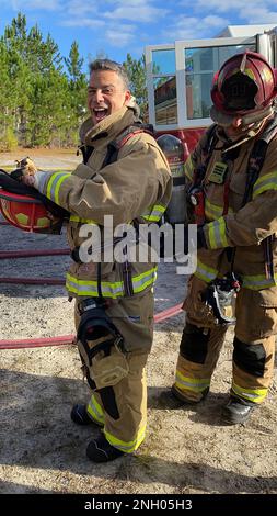 La scorsa settimana, il team di comando della guarnigione di Fort Stewart, col. Manny Ramirez e Steven Hood: Hanno visitato il reparto antincendio per l'addestramento alla combustione. Il comandante della guarnigione e il vice comandante della guarnigione erano adatti all'attrezzatura per l'affluenza, indossavano un apparecchio di respirazione, imparavano a utilizzare il tubo flessibile ed entravano nella struttura di addestramento per bruciare un incendio. Dopo l'addestramento al fuoco, entrambi hanno avuto un apprezzamento più profondo per che cosa i vigili del fuoco dell'esercito di Fort Stewart-Hunter fanno per mantenere la nostra installazione sicura. Foto Stock