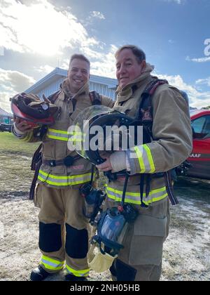 La scorsa settimana, il team di comando della guarnigione di Fort Stewart, col. Manny Ramirez e Steven Hood: Hanno visitato il reparto antincendio per l'addestramento alla combustione. Il comandante della guarnigione e il vice comandante della guarnigione erano adatti all'attrezzatura per l'affluenza, indossavano un apparecchio di respirazione, imparavano a utilizzare il tubo flessibile ed entravano nella struttura di addestramento per bruciare un incendio. Dopo l'addestramento al fuoco, entrambi hanno avuto un apprezzamento più profondo per che cosa i vigili del fuoco dell'esercito di Fort Stewart-Hunter fanno per mantenere la nostra installazione sicura. Foto Stock