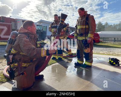 La scorsa settimana, il team di comando della guarnigione di Fort Stewart, col. Manny Ramirez e Steven Hood: Hanno visitato il reparto antincendio per l'addestramento alla combustione. Il comandante della guarnigione e il vice comandante della guarnigione erano adatti all'attrezzatura per l'affluenza, indossavano un apparecchio di respirazione, imparavano a utilizzare il tubo flessibile ed entravano nella struttura di addestramento per bruciare un incendio. Dopo l'addestramento al fuoco, entrambi hanno avuto un apprezzamento più profondo per che cosa i vigili del fuoco dell'esercito di Fort Stewart-Hunter fanno per mantenere la nostra installazione sicura. Foto Stock