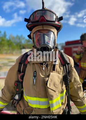 La scorsa settimana, il team di comando della guarnigione di Fort Stewart, col. Manny Ramirez e Steven Hood: Hanno visitato il reparto antincendio per l'addestramento alla combustione. Il comandante della guarnigione e il vice comandante della guarnigione erano adatti all'attrezzatura per l'affluenza, indossavano un apparecchio di respirazione, imparavano a utilizzare il tubo flessibile ed entravano nella struttura di addestramento per bruciare un incendio. Dopo l'addestramento al fuoco, entrambi hanno avuto un apprezzamento più profondo per che cosa i vigili del fuoco dell'esercito di Fort Stewart-Hunter fanno per mantenere la nostra installazione sicura. Foto Stock