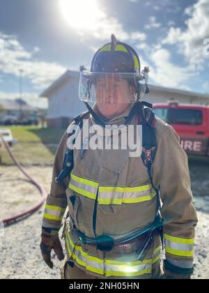 La scorsa settimana, il team di comando della guarnigione di Fort Stewart, col. Manny Ramirez e Steven Hood: Hanno visitato il reparto antincendio per l'addestramento alla combustione. Il comandante della guarnigione e il vice comandante della guarnigione erano adatti all'attrezzatura per l'affluenza, indossavano un apparecchio di respirazione, imparavano a utilizzare il tubo flessibile ed entravano nella struttura di addestramento per bruciare un incendio. Dopo l'addestramento al fuoco, entrambi hanno avuto un apprezzamento più profondo per che cosa i vigili del fuoco dell'esercito di Fort Stewart-Hunter fanno per mantenere la nostra installazione sicura. Foto Stock