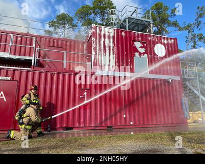 La scorsa settimana, il team di comando della guarnigione di Fort Stewart, col. Manny Ramirez e Steven Hood: Hanno visitato il reparto antincendio per l'addestramento alla combustione. Il comandante della guarnigione e il vice comandante della guarnigione erano adatti all'attrezzatura per l'affluenza, indossavano un apparecchio di respirazione, imparavano a utilizzare il tubo flessibile ed entravano nella struttura di addestramento per bruciare un incendio. Dopo l'addestramento al fuoco, entrambi hanno avuto un apprezzamento più profondo per che cosa i vigili del fuoco dell'esercito di Fort Stewart-Hunter fanno per mantenere la nostra installazione sicura. Foto Stock