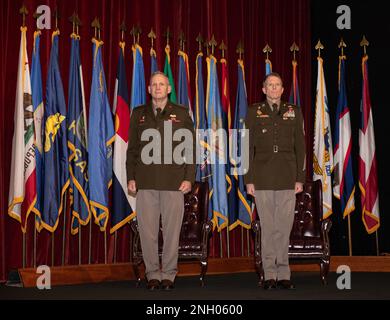 STATI UNITI LeMaster (a sinistra), vice comandante Generale-supporto USA Clark J. Charpentier (a destra), MEDCoE Command Sergeant Major stand at Attention durante una cerimonia di ritiro tenutasi a Fort Sam Houston, Texas il 2 dicembre 2022. Charpentier, originario della Louisiana, è il maggiore Army 68W Combat Flight Paramedic e si è ritirato dal servizio attivo dopo aver servito 30 anni nell'esercito degli Stati Uniti. Foto Stock