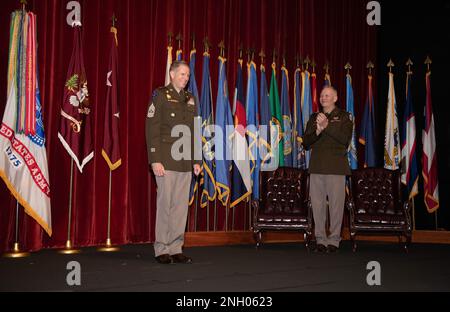 STATI UNITI Comando militare Sgt. Maggiore Clark J. Charpentier (a sinistra), Stati Uniti Il comando medico militare Sergente maggiore riceve le adulazioni dalla folla durante la sua cerimonia di pensionamento tenutasi a Fort Sam Houston, Texas il 2 dicembre 2022. Charpentier, originario della Louisiana, è il maggiore Army 68W Combat Flight Paramedic e si è ritirato dal servizio attivo dopo aver servito 30 anni nell'esercito degli Stati Uniti. Foto Stock