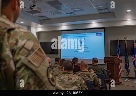 Il personale generale dell'ispettore di Around Air Combat Command insieme ai membri della 111th Attack Wing partecipa a un'ispezione dell'efficacia dell'unità in breve tempo prima di iniziare le ispezioni il 2 dicembre 2022 presso la base della guardia nazionale Biddle Air di Horsham, Pennsylvania. Foto Stock