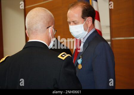 Il Dott. Ronald J. Place, direttore della Defense Health Agency (DHA), presenta il Dott. Louis French, vicedirettore del National Intrepid Center of Excellence (NICoE) con la Medaglia del Dipartimento della Difesa (DOD) per il Servizio civile distinto il 2 dicembre. Foto Stock