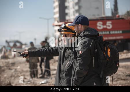 Kharamanmaras, Turchia. 18th Feb, 2023. La squadra tedesca dell'organizzazione di volontariato 'Deathcare' ispeziona un edificio danneggiato nell'epicentro del terremoto. Un terremoto di magnitudo 7,7 con epicentro nella provincia turca sudorientale di Kharamanmaras si è verificato nelle prime ore del mattino del 6 febbraio. Le persone che vivono in zone colpite dal terremoto devono continuare ad aspettarsi forti tremori nei prossimi giorni. Credit: Ahmed Deeb/dpa/Alamy Live News Foto Stock