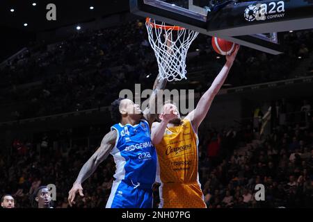 PalaAlpitour, Torino, Italia, 18 febbraio 2023, Vasilis Charalampopoulos (Carpegna Prosciutto Pesaro) contrastato da David Moss (Germani Brescia) durante Foto Stock