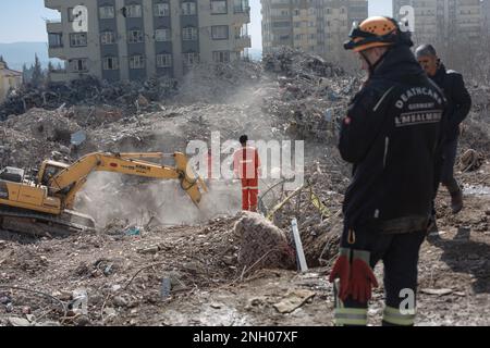 Kharamanmaras, Turchia. 18th Feb, 2023. La squadra tedesca dell'organizzazione di volontariato 'Deathcare' ispeziona un edificio danneggiato nell'epicentro del terremoto. Un terremoto di magnitudo 7,7 con epicentro nella provincia turca sudorientale di Kharamanmaras si è verificato nelle prime ore del mattino del 6 febbraio. Le persone che vivono in zone colpite dal terremoto devono continuare ad aspettarsi forti tremori nei prossimi giorni. Credit: Ahmed Deeb/dpa/Alamy Live News Foto Stock