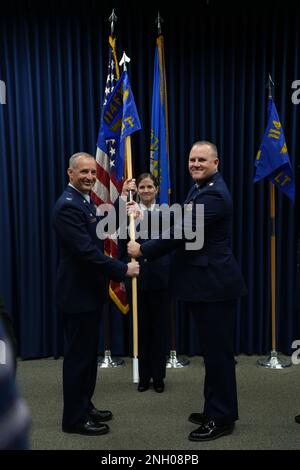 STATI UNITI Adam Punt, a destra, 114th Fighter Wing, South Dakota Air National Guard, assume il comando del volo del 114th mentre prende il volo guidon dal Colón Mark Morrell, a sinistra, 114th Comandante Fighter Wing, durante una cerimonia di cambio di comando al Joe Foss Field, South Dakota, 3 dicembre 2022. Punt ha sostituito il Lt. Col. Lonny Reese, comandante di volo del controllore uscente, che ha assunto il comando del volo di comunicazione di 114th Fighter Wing. Foto Stock