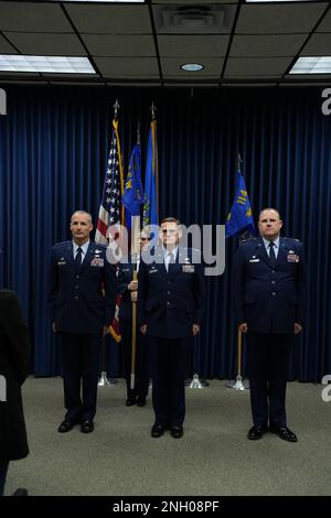 STATI UNITI Air Force col. Mark Morrell, a sinistra, 114th Comandante di Fighter Wing, Lt. Col. Lonny Reese, al centro, comandante uscente del volo di combattimento 114th di Fighter Wing, E il maggiore Adam Punt, a destra, comandante in arrivo del volo di comptroller, stare in posizione di attenzione durante una cerimonia di cambio di comando a Joe Foss Field, South Dakota, 3 dicembre 2022. La cerimonia è una tradizione militare che rappresenta un trasferimento formale di autorità e responsabilità per un'unità da un ufficiale comandante all'altro. Foto Stock