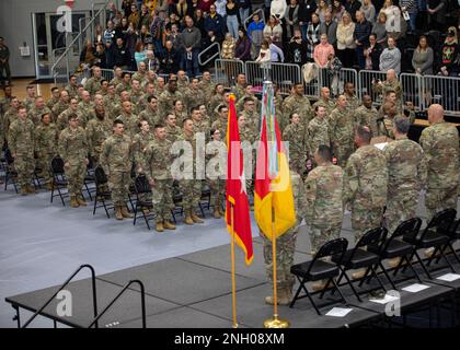 I soldati della guardia nazionale dell'esercito dell'Oklahoma con Headquarters Battery, 45th Field Artillery Brigade, sono all'attenzione durante la cerimonia di spiegamento a Mustang, Oklahoma, il 3 dicembre 2022. I soldati si stanno schierando nell'area di responsabilità del comando centrale degli Stati Uniti, fornendo le operazioni della sede centrale per pianificare ed eseguire gli incendi. (Foto della Guardia Nazionale dell'Oklahoma di SPC. Danielle Rayon) Foto Stock