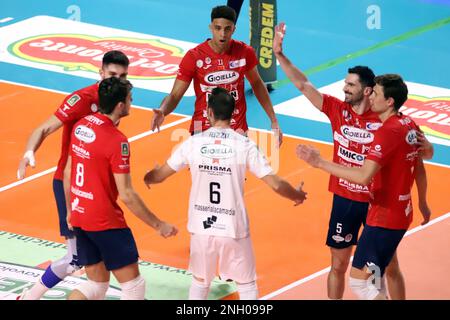 PalaMazzola, Taranto, Italia, 18 febbraio 2023, L'esultazione di prisma Taranto. Durante Gioiella Prisma Taranto vs Emma Villas Aubay Siena - Pallavolo Serie a Campionato Italiano Superleague uomini Foto Stock