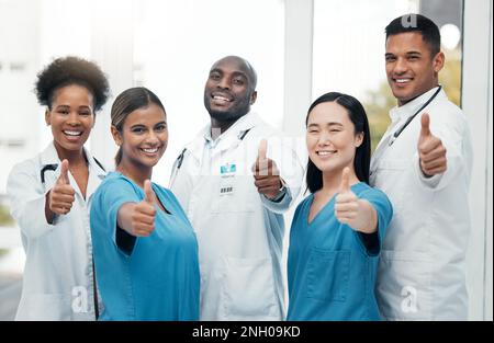 Infermieri, medici e pollici fino ritratto del team sanitario per il successo, il sostegno e Grazie. Segno della diversità donne e uomini felici per la medicina Foto Stock