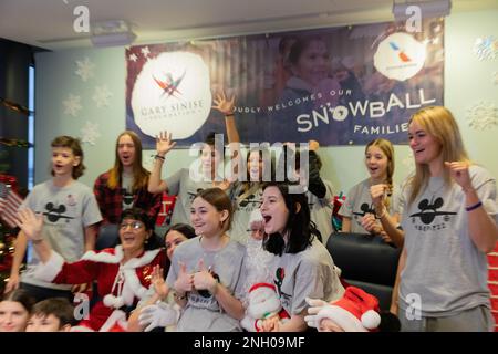 Le famiglie Gold Star posano con il Sig. E la Sig.ra Babbo Natale prima della loro partenza per lo Snowball Express all'Aeroporto Internazionale di Pittsburgh, Pennsylvania, 3 dicembre 2022. Il Gary Sinise Foundation Snowball Express è stato sviluppato per ospitare un'esperienza di cinque giorni per oltre 1.750 bambini dei membri del servizio Fallen e i loro genitori o tutori sopravvissuti al Walt Disney World con un tempo speciale per onorare i loro Fallen e una miscela di divertimento e programmi ispiratori. Questo sarà il primo Snowball Express tra tre anni. Foto Stock