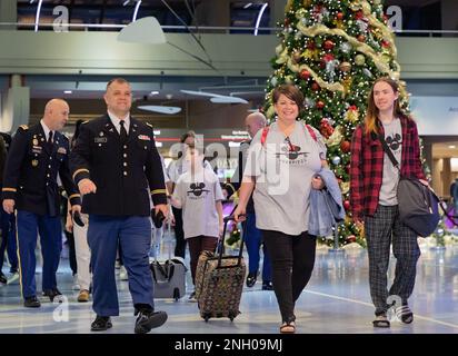 Ronald Gaudelli, con il distaccamento della storia militare del 201st, accompagna una famiglia Gold Star per iniziare il loro viaggio sullo Snowball Express presso l'aeroporto internazionale di Pittsburgh, Pennsylvania, il 3 dicembre 2022. Il Gary Sinise Foundation Snowball Express è stato sviluppato per ospitare un'esperienza di cinque giorni per oltre 1.750 bambini dei membri del Servizio caduti e i loro genitori o tutori sopravvissuti al Walt Disney World con un tempo speciale per onorare i loro caduti e una miscela di divertimento e programmi ispiratori. Questo sarà il primo Snowball Express tra tre anni. Foto Stock