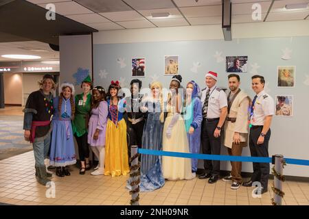 L'equipaggio di volo di un aereo Snowball Express vestito in costumi di carattere cinematografico per le famiglie Gold Star presso l'aeroporto internazionale di Pittsburgh, Pennsylvania, 3 dicembre 2022. Il Gary Sinise Foundation Snowball Express è stato sviluppato per ospitare un'esperienza di cinque giorni per oltre 1.750 bambini dei membri del servizio Fallen e i loro genitori o tutori sopravvissuti al Walt Disney World con un tempo speciale per onorare i loro Fallen e una miscela di divertimento e programmi ispiratori. Questo sarà il primo Snowball Express tra tre anni. Foto Stock