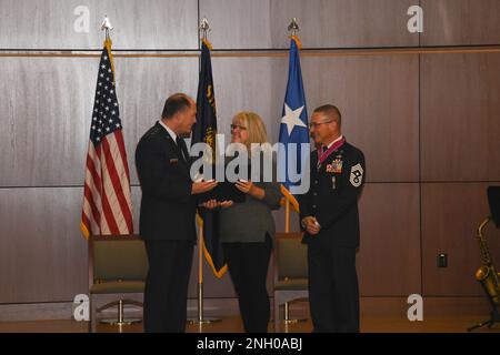 Pamela Conner riceve un certificato di apprezzamento dal maggiore generale Michael Stencel, Adjutant General, Oregon, durante la cerimonia di pensionamento del marito il 3 dicembre 2022 a Camp Withycombe, Oregon. (Foto della Guardia Nazionale di Aaron Perkins, OMD Public Affairs) Foto Stock