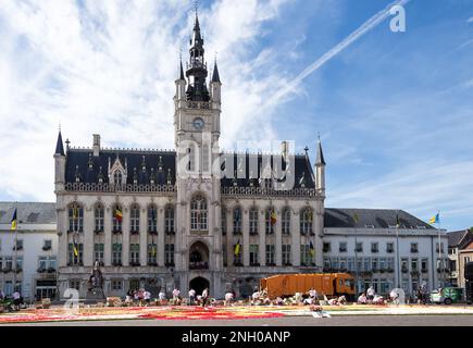 Dettaglio architettonico del municipio di Sint-Niklaas, città belga e comune situato nella provincia fiamminga delle Fiandre Orientali. Foto Stock