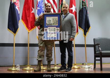 Brig. Il generale Patricia R. Wallace si addita alla 91st Divisione addestramento, 84th comando addestramento in una cerimonia di abbandono del comando a Fort Hunter Liggett il 3 dicembre 2022. Alla fine di questo mese, Brig. Il generale Wallace assumerà poi il ruolo di leadership con il comando di addestramento 80th (il sistema scolastico dell'esercito) come comandante generale. Prima della cerimonia ufficiale, Brig. Il generale Wallace è stato presentato con diversi doni e ricordi come segno di apprezzamento per il suo servizio agli anni '91st, tra cui una targa commemorativa personalizzata. Foto Stock